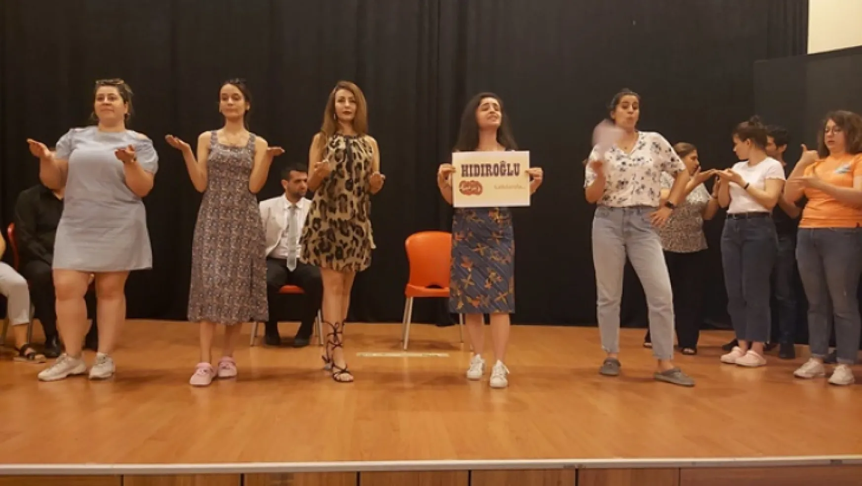 AKM Yetişkin Tiyatro Ekibi'nden Yeni Oyun: 'Yakından Kumanda'