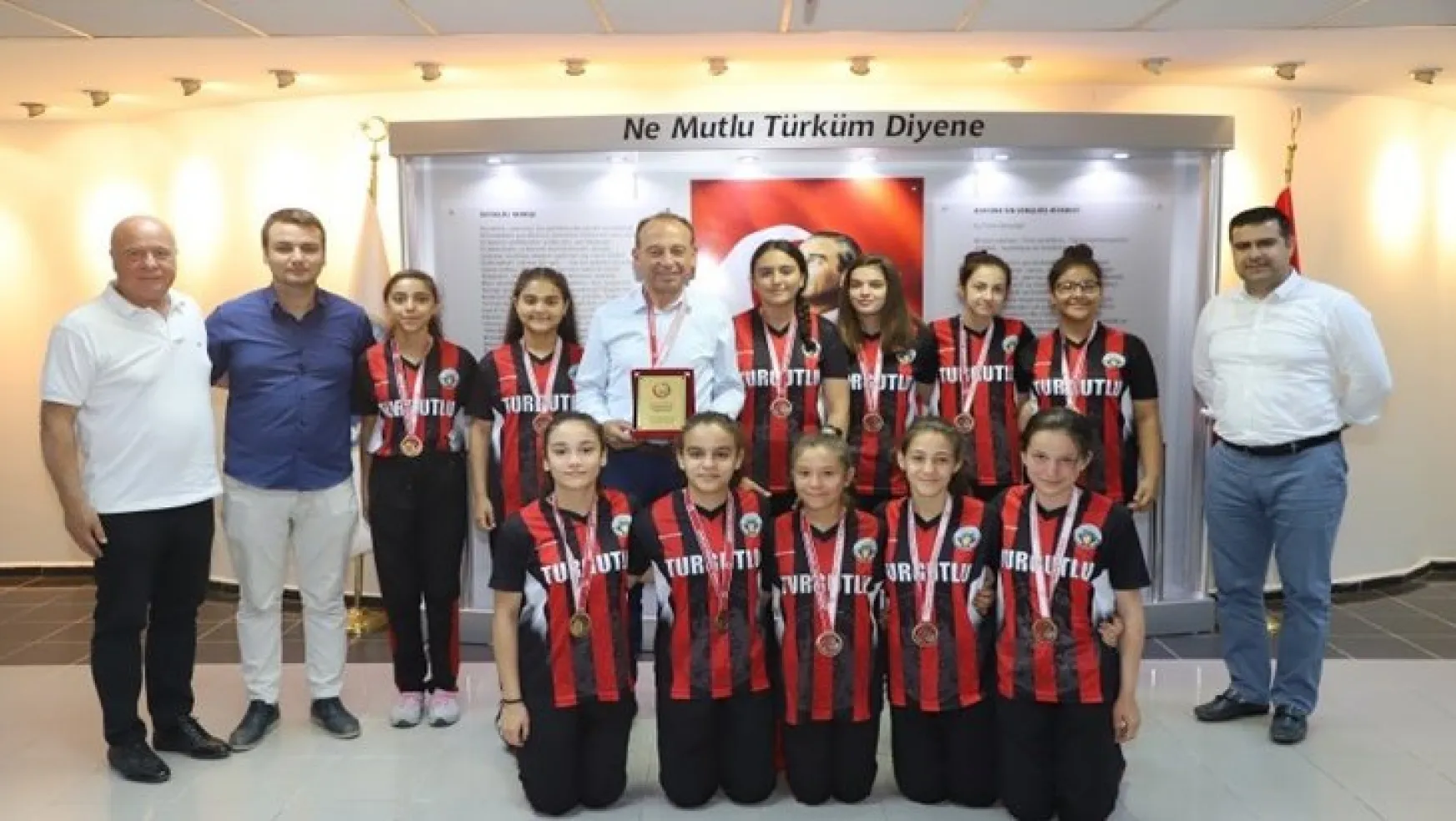 Başkan Akın Türkiye 4.sü Hentbolcu Kızları Ağırladı