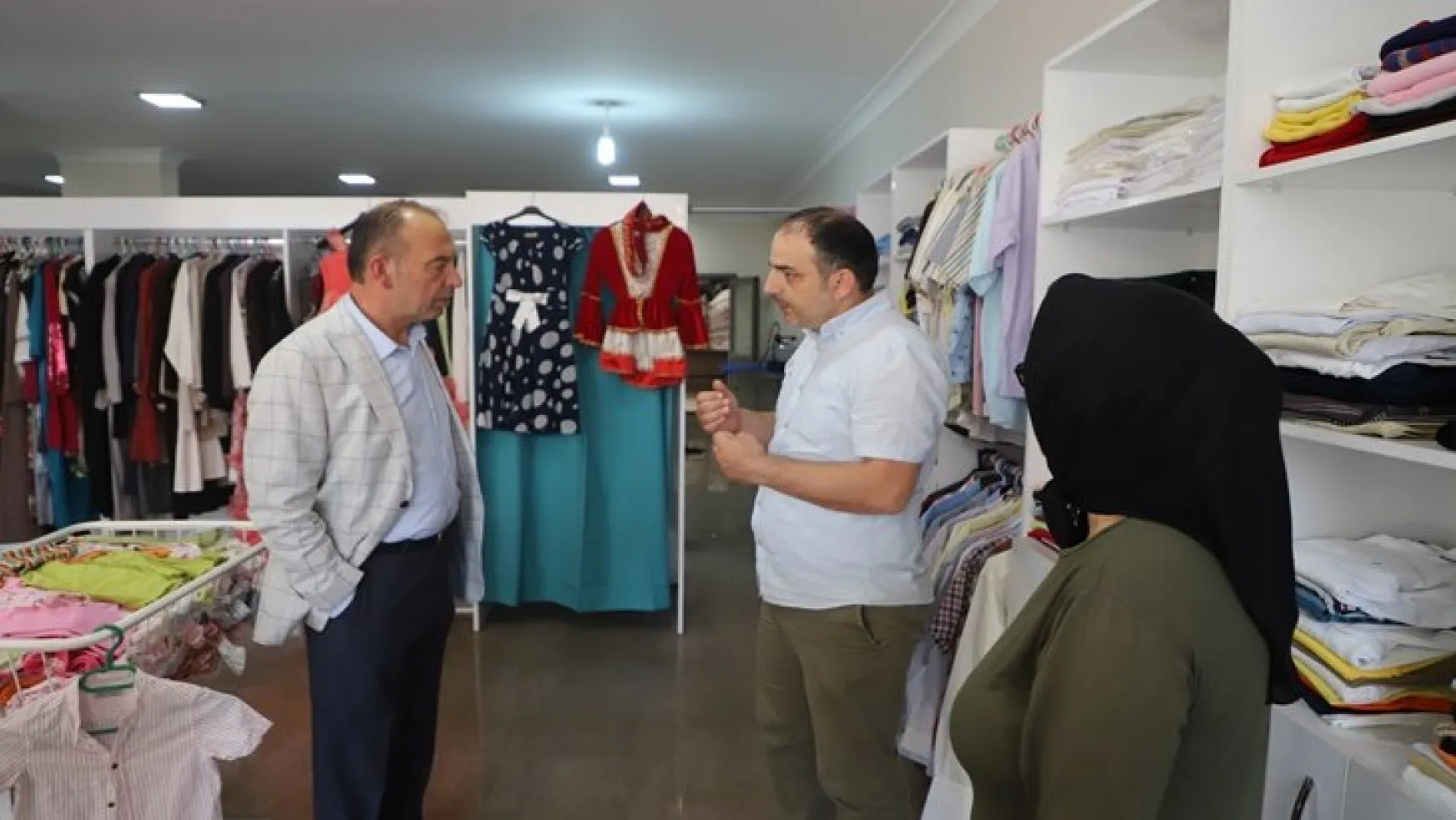 Başkan Akın'dan Dosteli'ne Kıyafet Bağışı