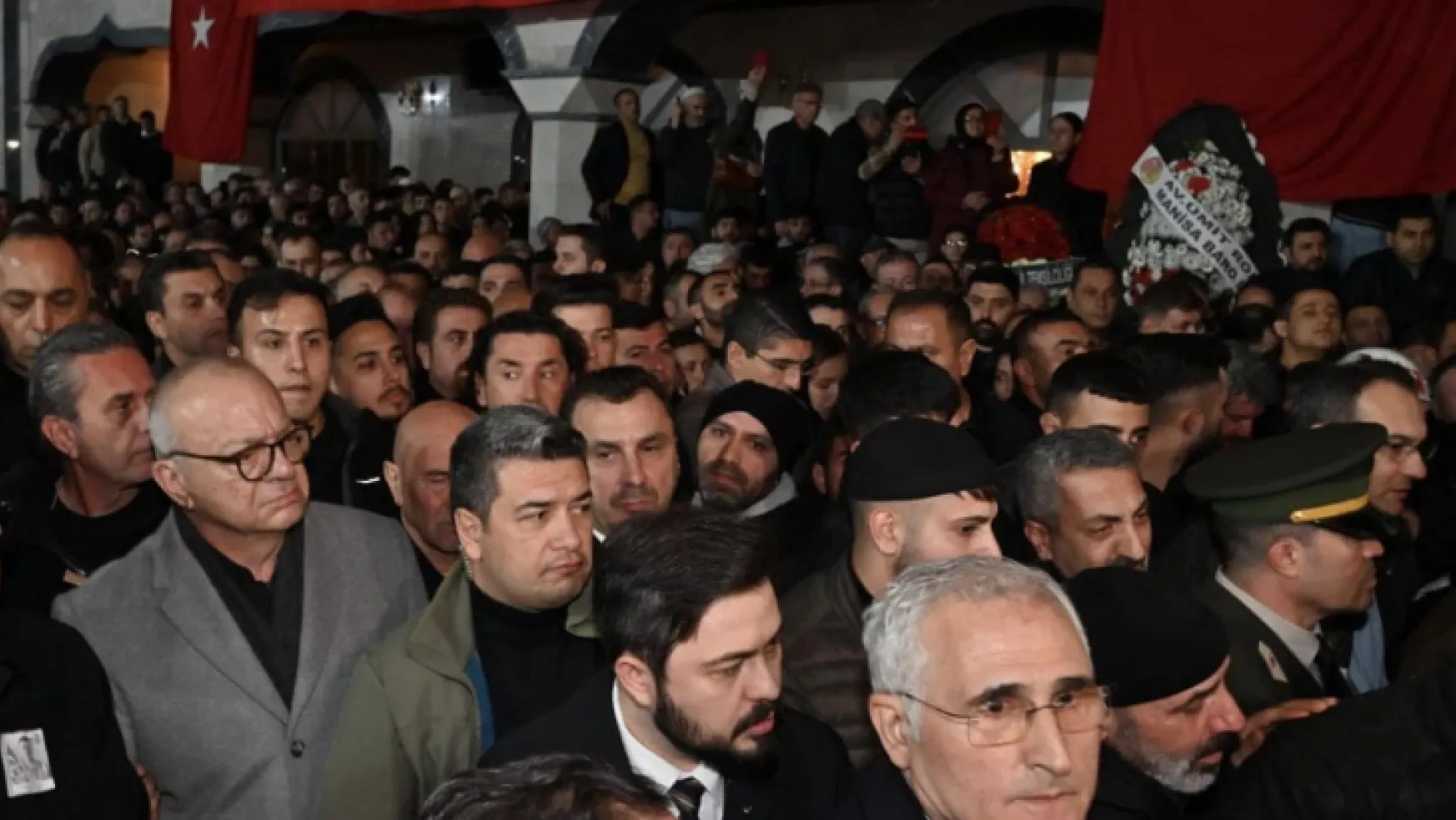 Başkan Ergün, CHP Genel Başkanı Özgür Özel'in fotoğraflarını kesti