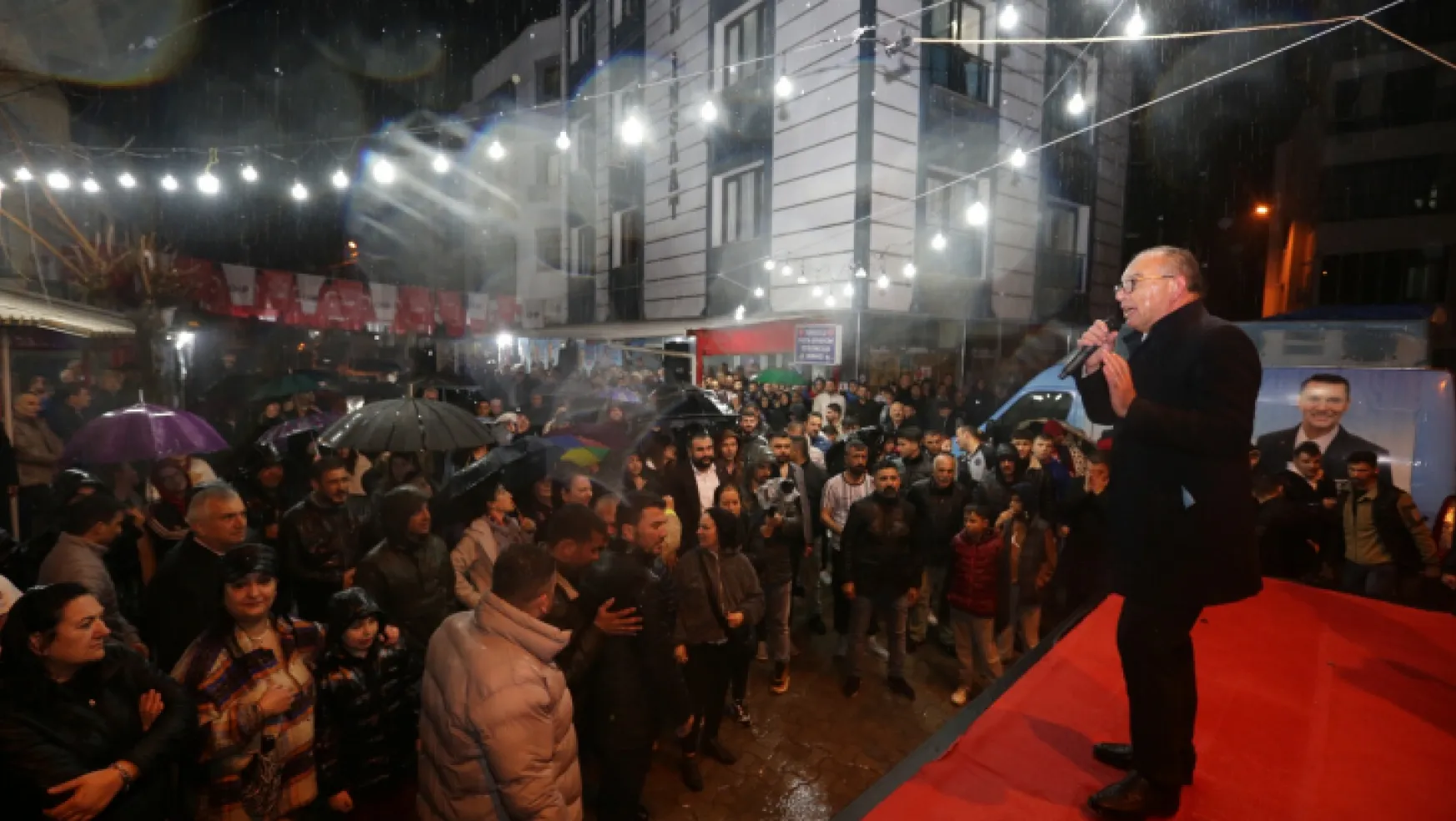 Başkan ve CHP'li Başkan Adayı Çetin Akın Yağmura Aldırmadan Halkıyla Buluştu