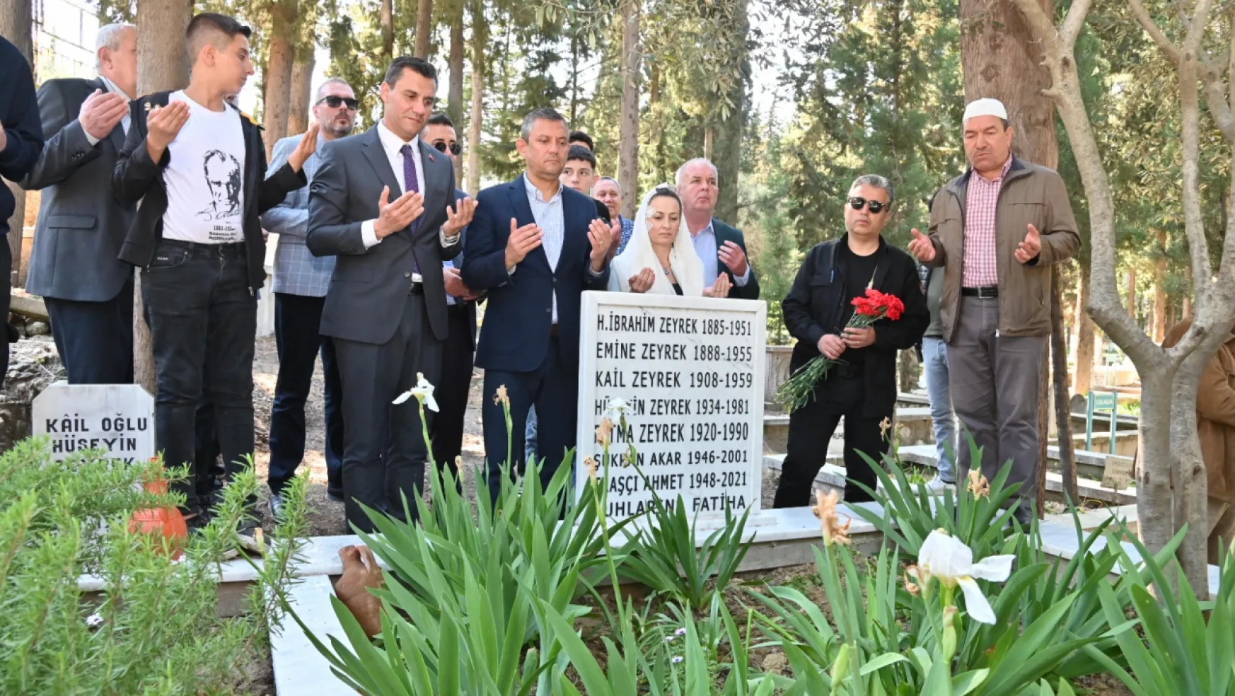 CHP Genel Başkanı Özel, Başkan Zeyrek İle Manisa'da Kabir Ziyaretleri Yaptı