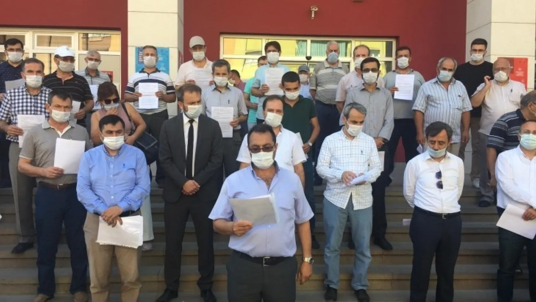 İmam Hatipliler Turgutlu Adliyesi önünde basın açıklaması yapıp şikayet dilekçesi verdiler