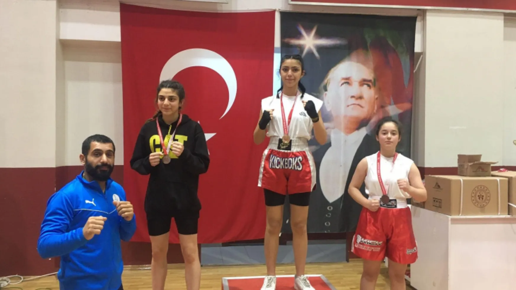 Kadın sporcular İzmir'de 'kadına şiddete hayır' demek için ringe çıktılar