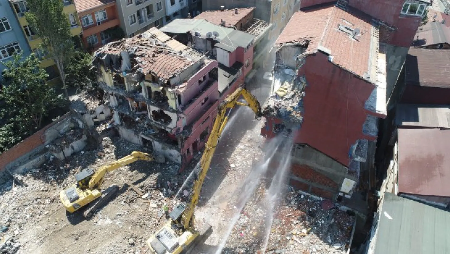 Kağıthane'de yoğun güvenlik önlemli riskli bina yıkımı