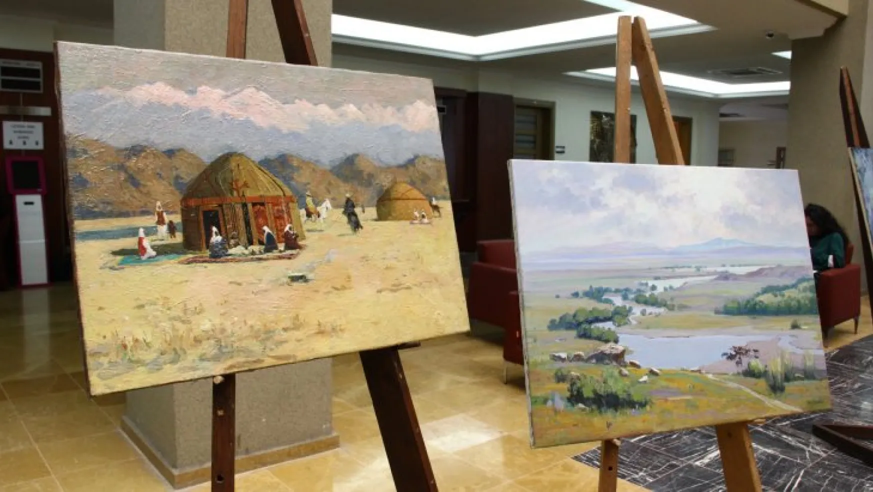 Kazak sanatçıların eserleri üniversite kampüsünde sergileniyor