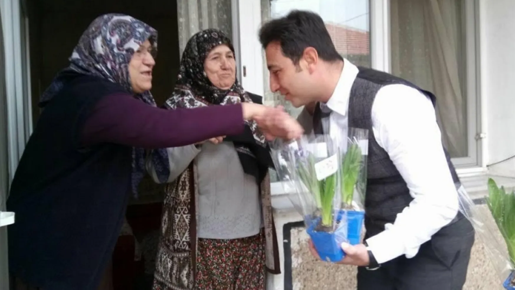 Başkan Ergün'den Kadınlara 30 Bin Çiçek