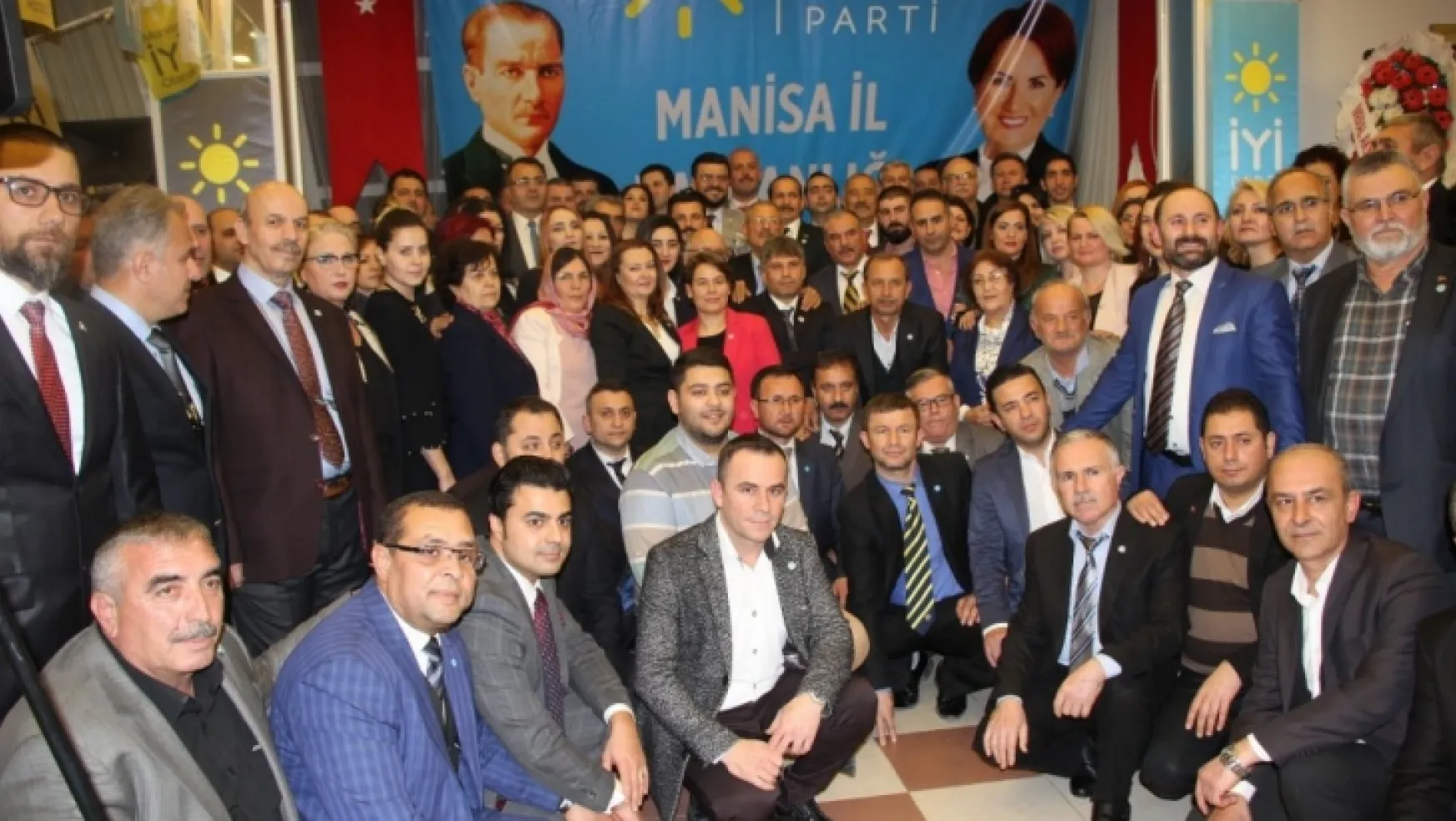 İYİ Parti Manisa il yönetimi ve ilçe başkanlarını basına tanıttı