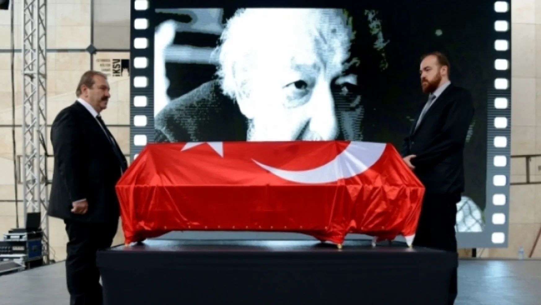 Ara Güler'e  Galatasaray Meydanı'nda tören yapıldı