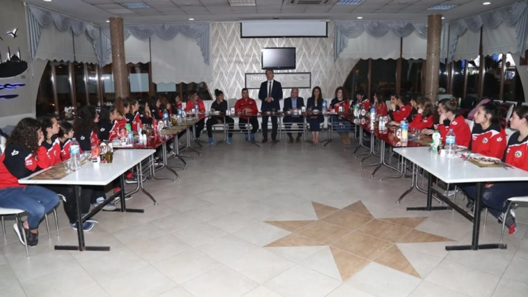 Başkan Coşkun'dan bayan futbolculara destek yemeği