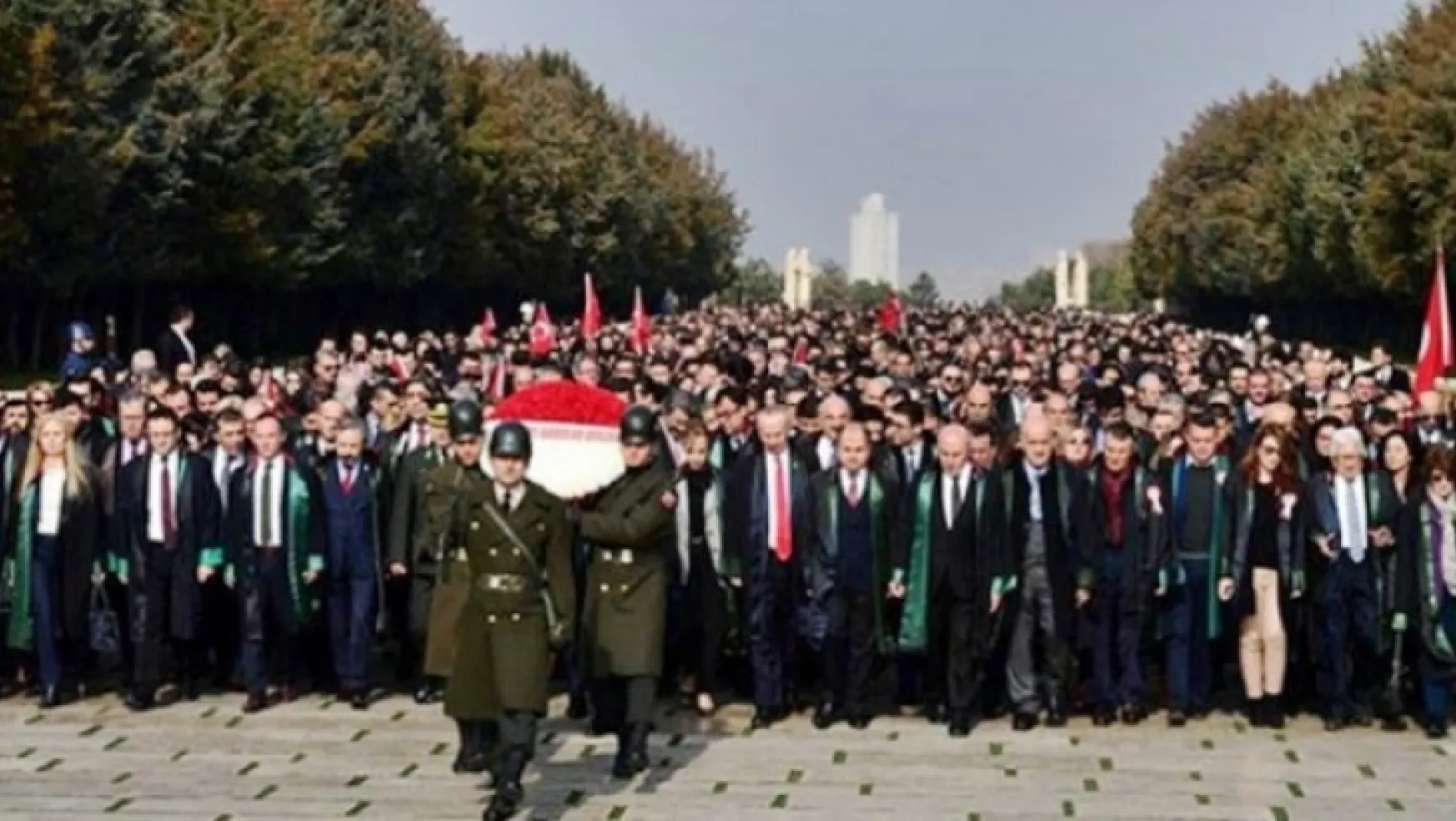 Binlerce avukat Anıtkabir'e yürüdü