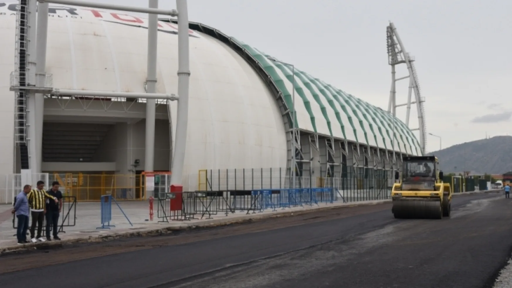 Akhisar Stadyumunun etrafında asfalt çalışmaları gerçekleştiriliyor