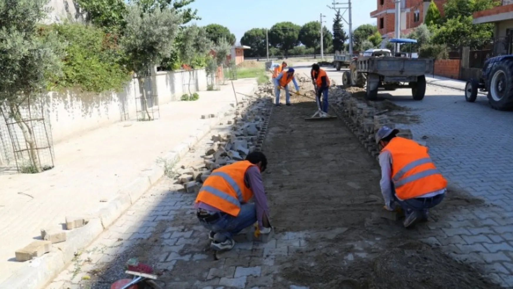 Turgutlu'da bozulan yol ve kaldırımlar onarılmaya başlandı