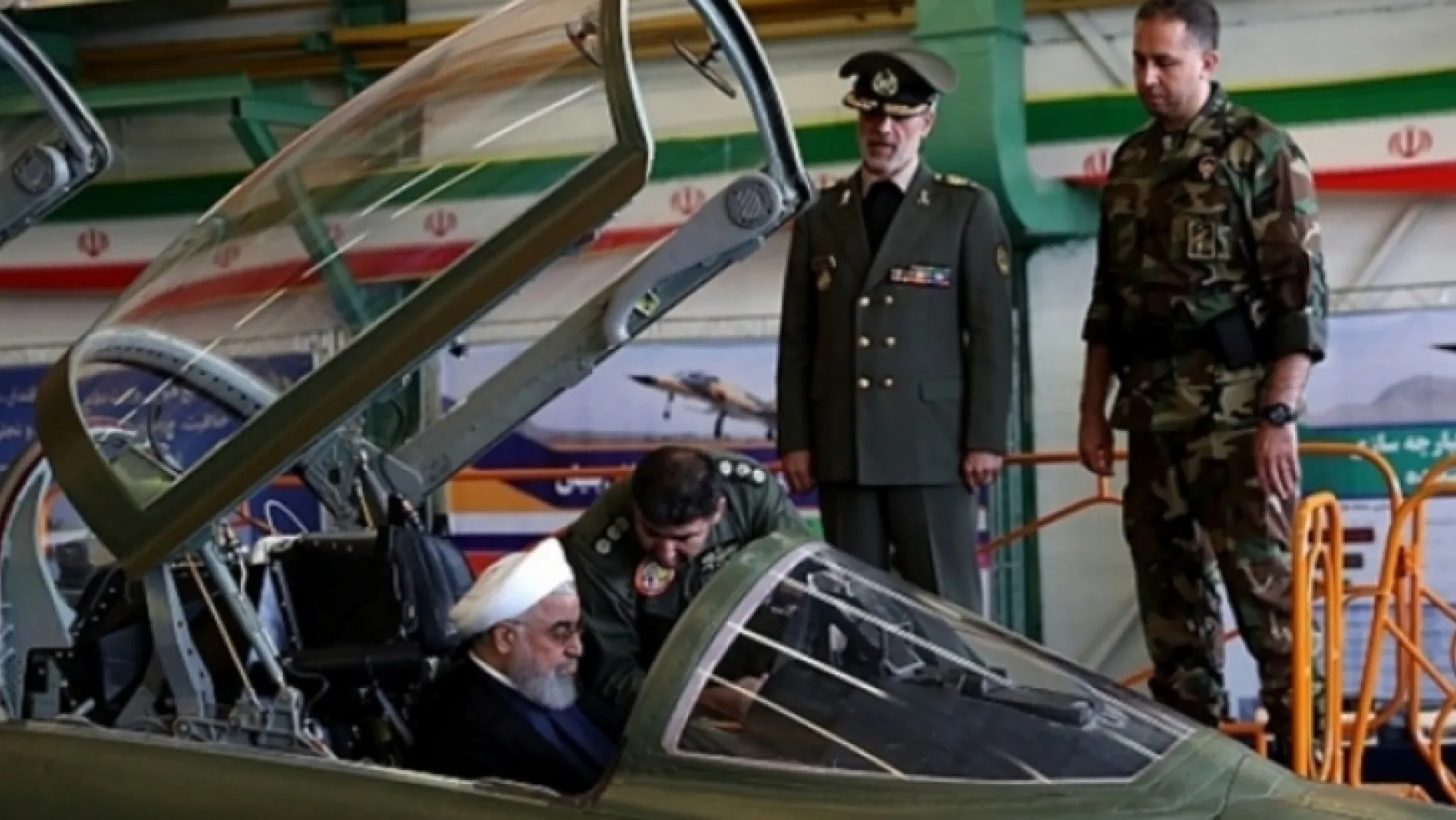 İran'dan yerli  savaş uçağı tanıtımı