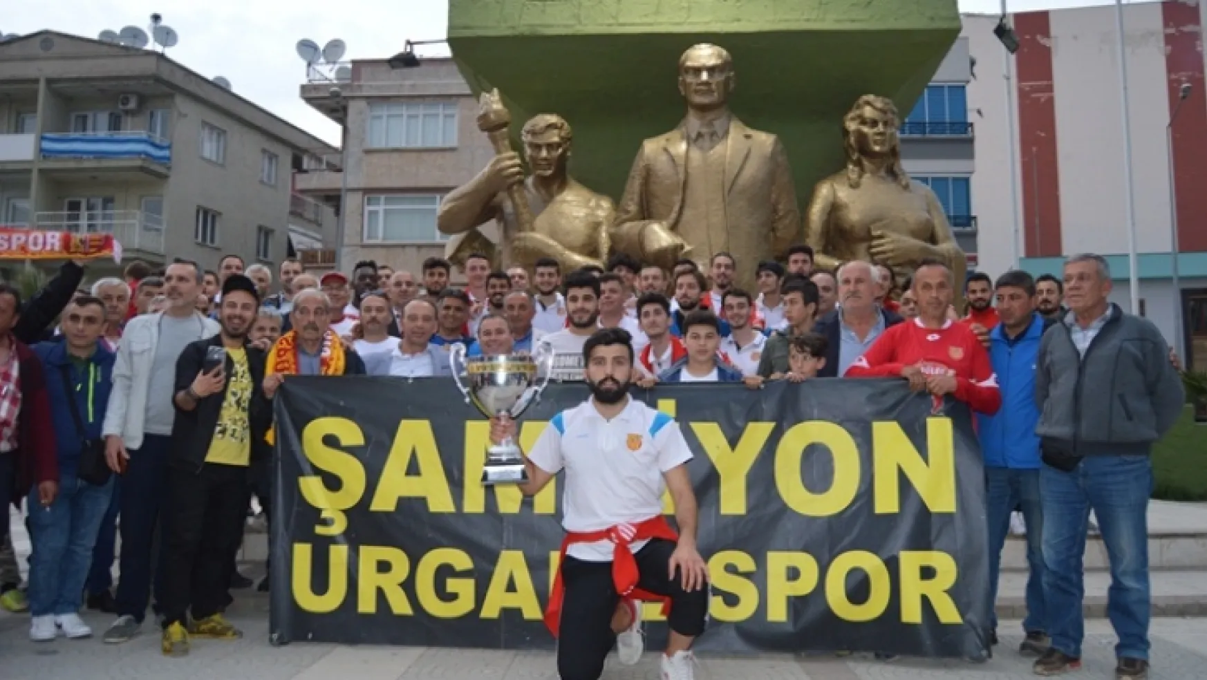 Urganlıspor ve taraftarının sevinç gösterileri (Video)