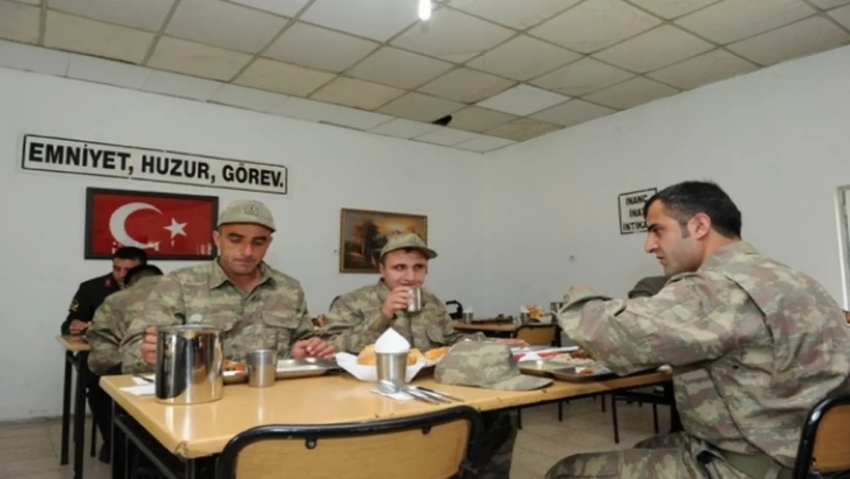 Manisa'da yeni ihaleye kadar asker yemeğini belediyelerden yiyecek