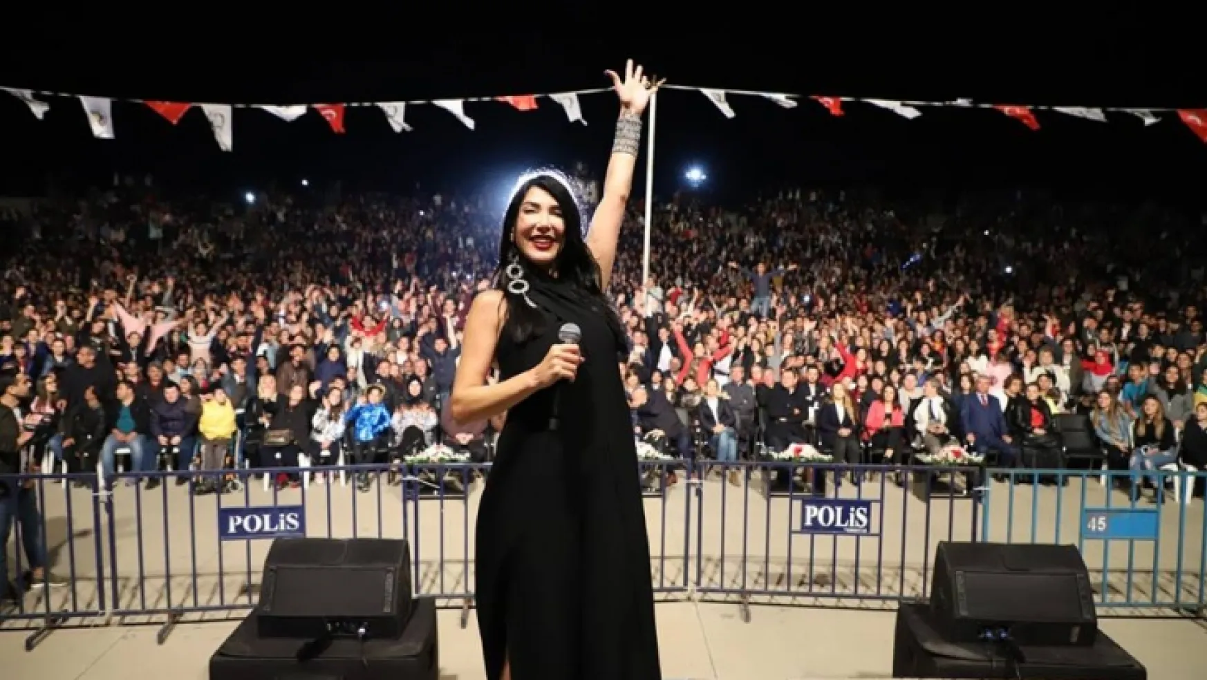 Anfi Tyatro'da Hande Yener ve Ece Seçkin Coşturdu