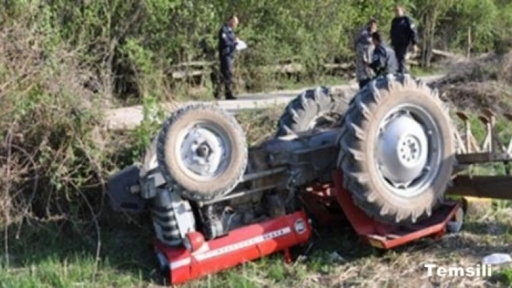Traktör devrildi 5 kişi yaralandı