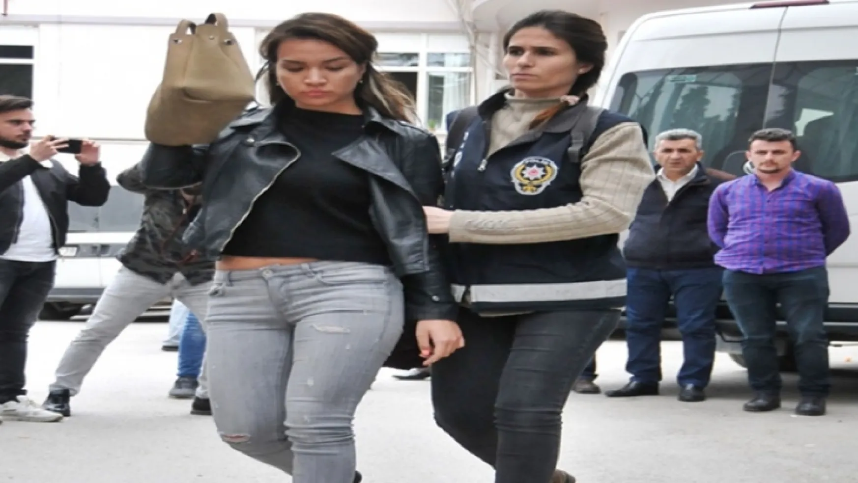 Manisa'da 15'i Kadın olmak üzere 22 Kişi'ye Gözaltı