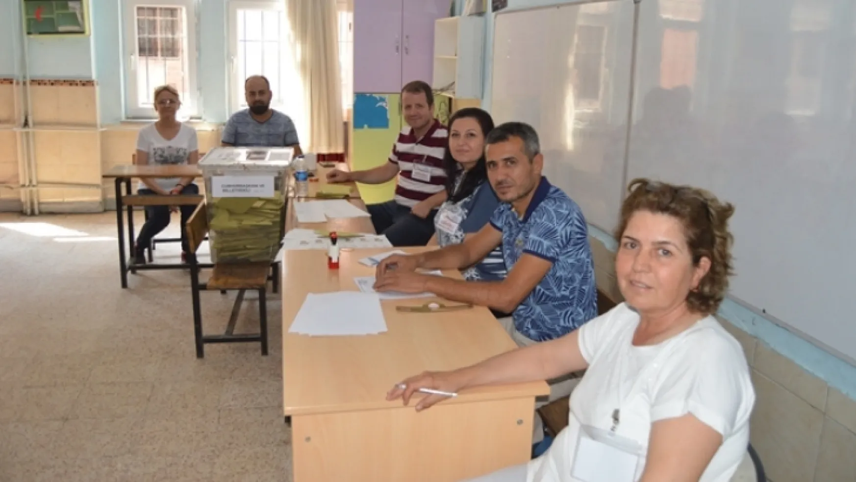 Turgutlu'da Sandıklar kapandı oy verme işlemi  sona erdi