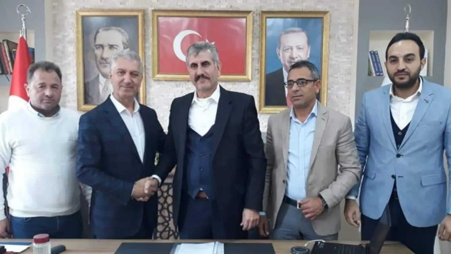 AK Parti Turgutlu'da ilk başvuruyu Ali Başeskici'den aldı