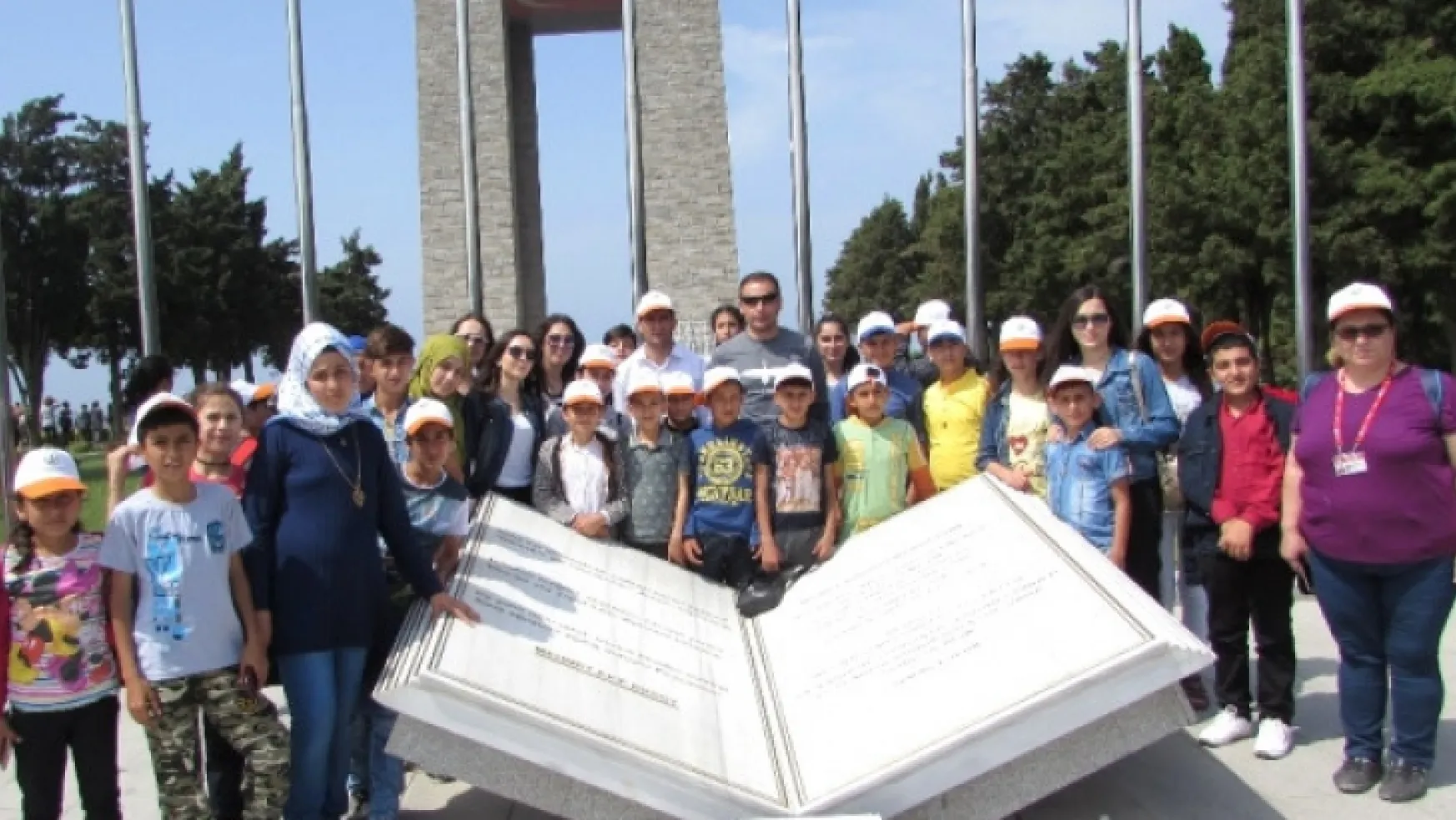 Saruhanlı Belediyesi Azimli Mahallesi Ortaokulu öğrencilerini Çanakkale'ye geziye götürdü