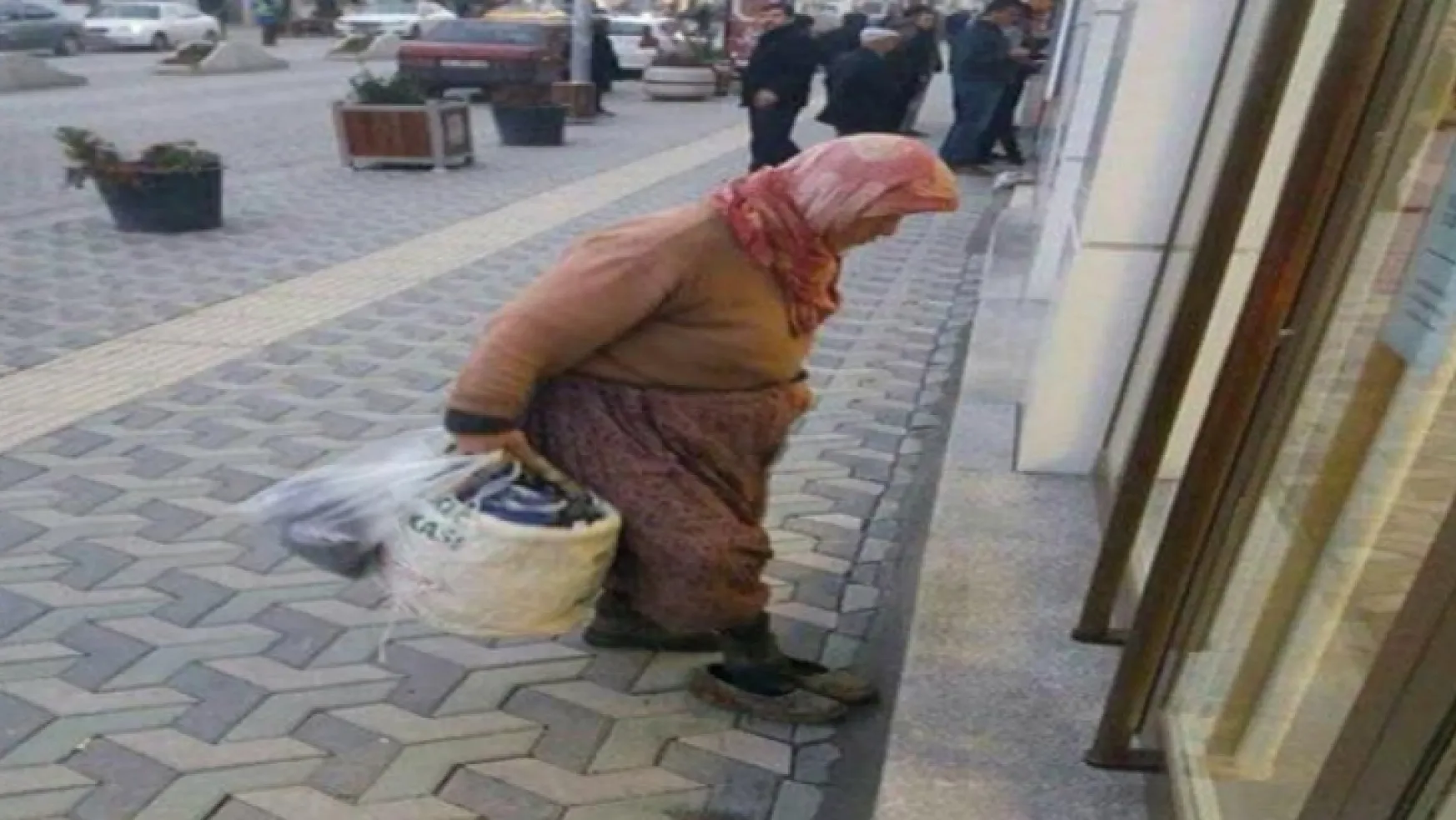 Yaşlı kadın bankaya çamurlu ayakkabılarını çıkarıp girdi
