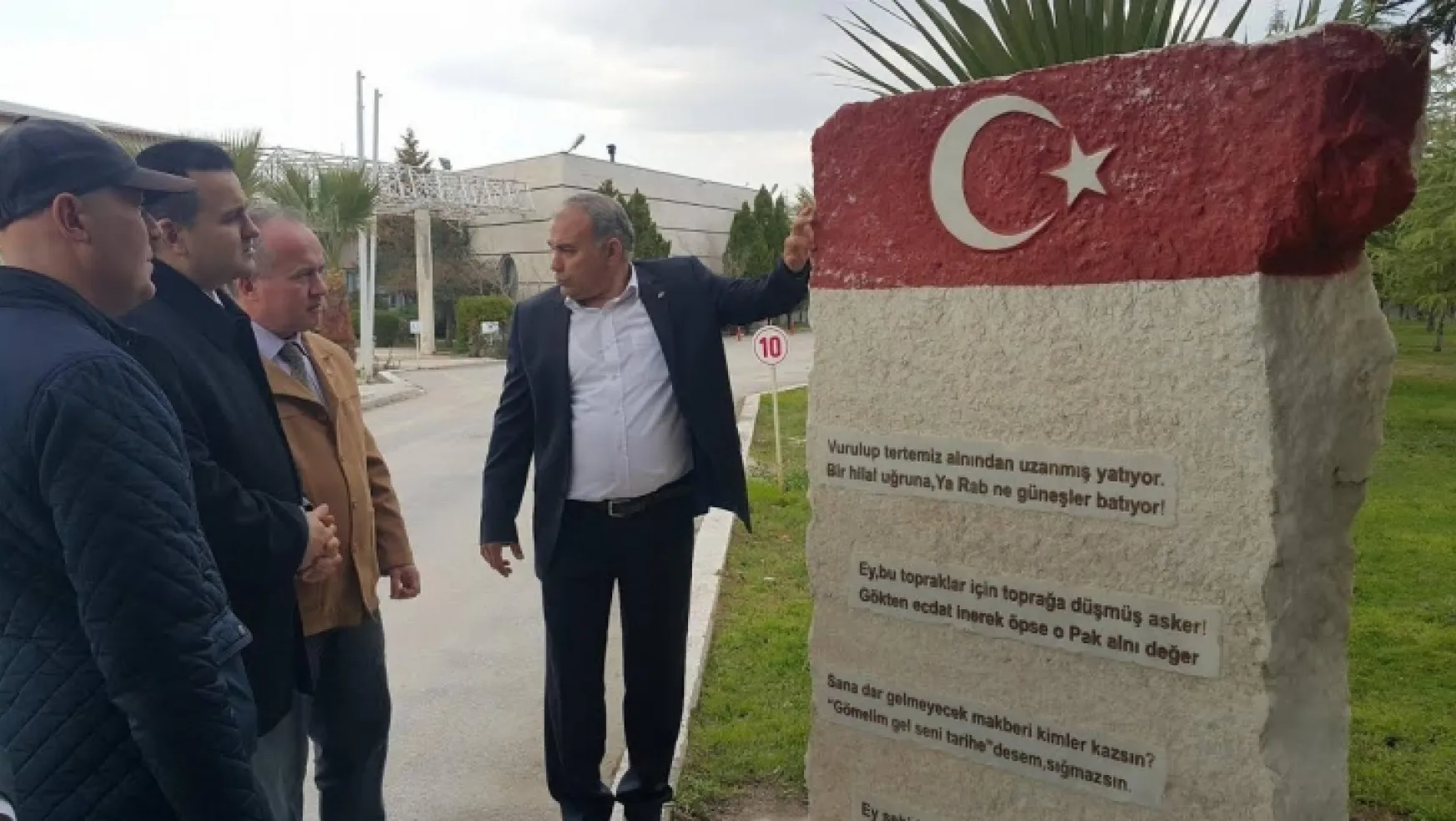 Gaziler ve Gazeteciler Manisa Şehitlik abidesini ziyaret etti