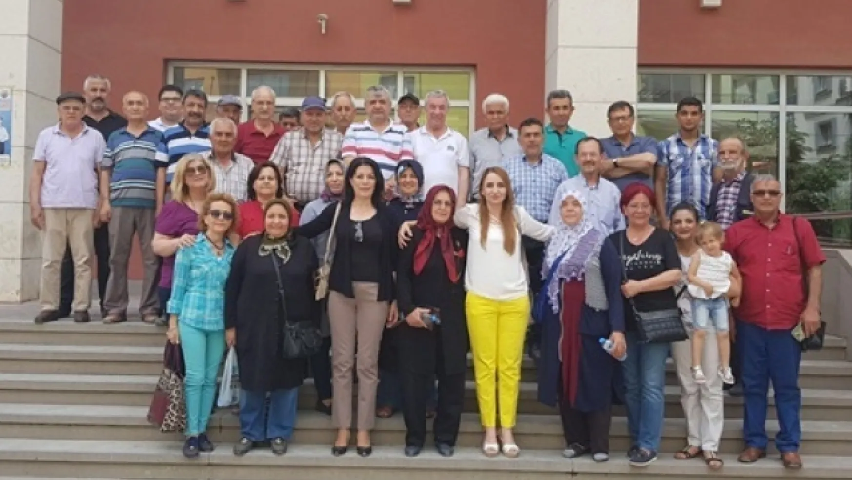Turgutlu'da Akşener İçin İmza İzdihamı