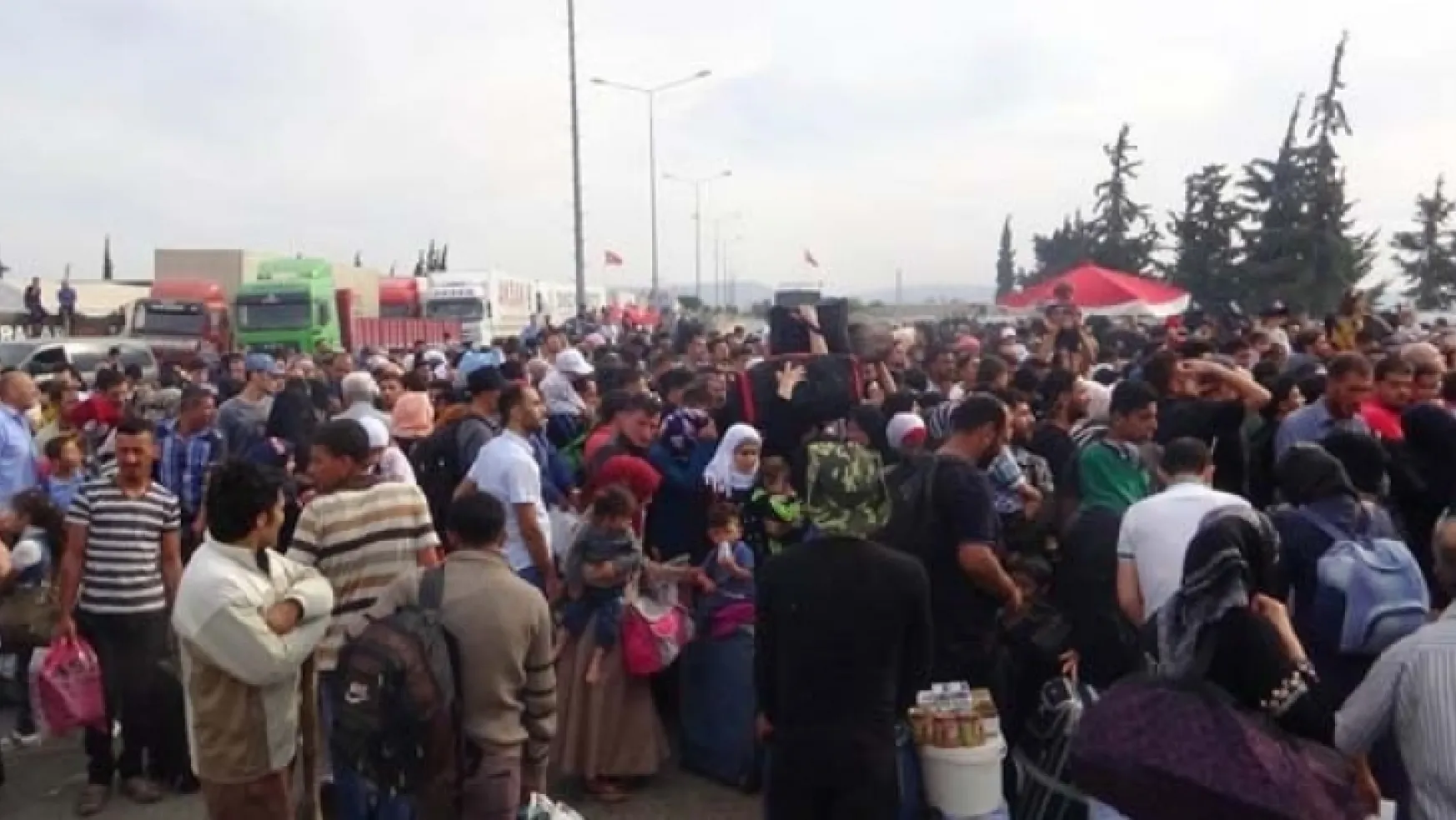 Suriyeliler bayram için sınır kapısında izdiham oluşturdu