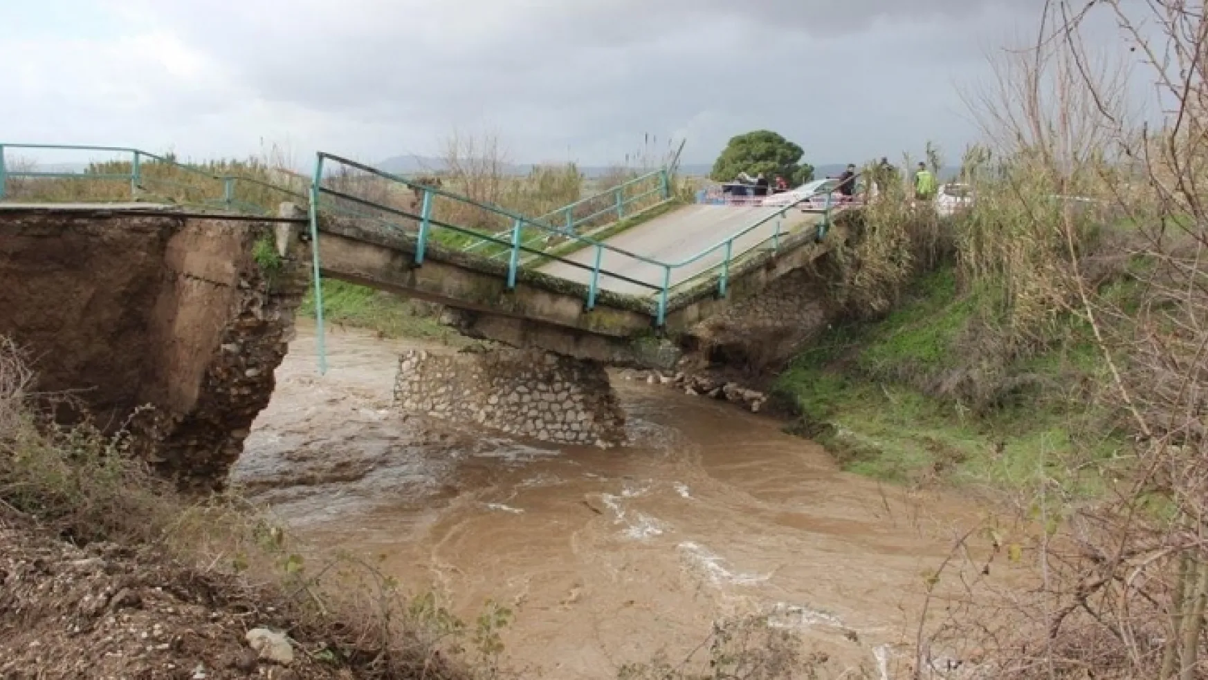 Manisa Yuntdağı Sarma Köprüsü Yıkıldı