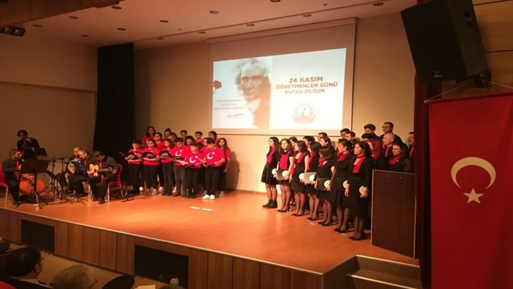 Öğretmenler günü Turgutlu'da muazzam törenlerle kutlandı