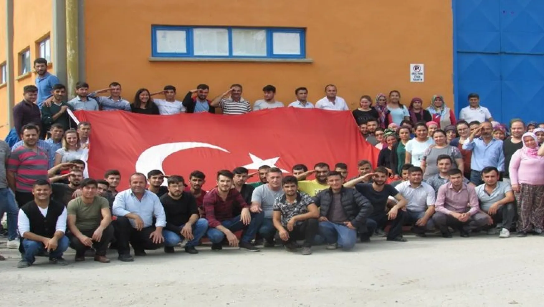 Selendim Tekstil İşçileri Barış Pınarı Harekatına Türk Bayrağı ve Asker Selamıyla Destek verdiler