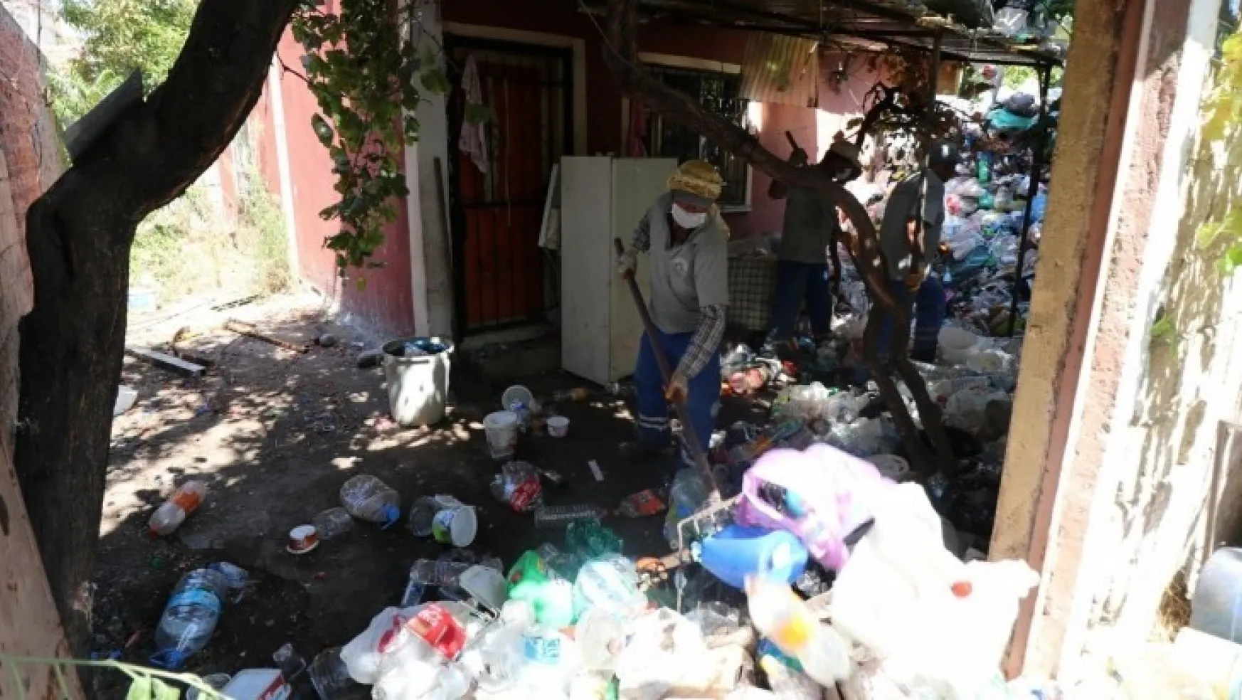 Turgutlu Belediyesinden 'Çöp Ev' Mesaisi