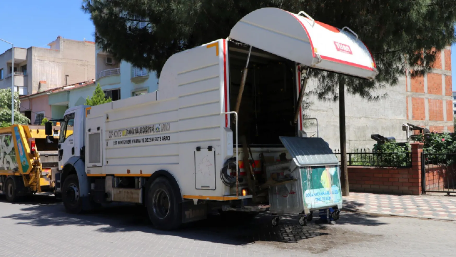 Turgutlu Belediyesinden Çöp Konteynerlerinde Yaz Temizliği