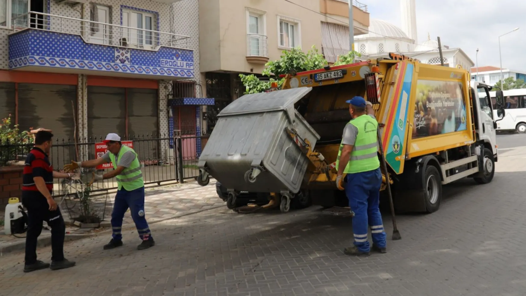 Turgutlu Belediyesinden Çöp Konteynerlerine Bahar Temizliği