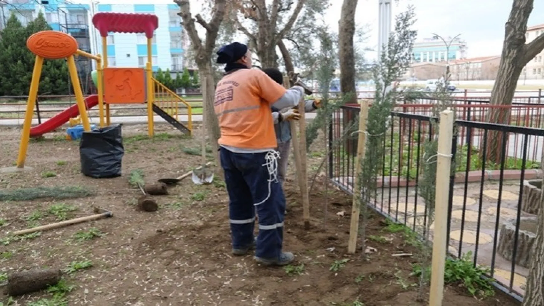 Turgutlu Belediyesinden Mimar Sinan Parkında Ağaçlandırma Çalışması