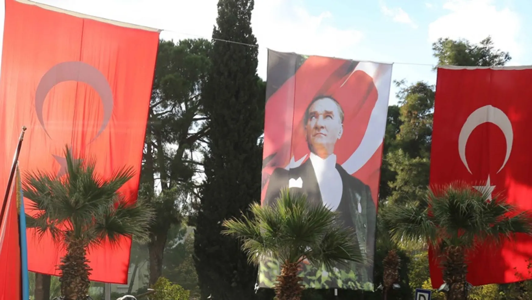 Turgutlu'da, Ata'ya saygı duruşu siren ve top atışıyla başladı
