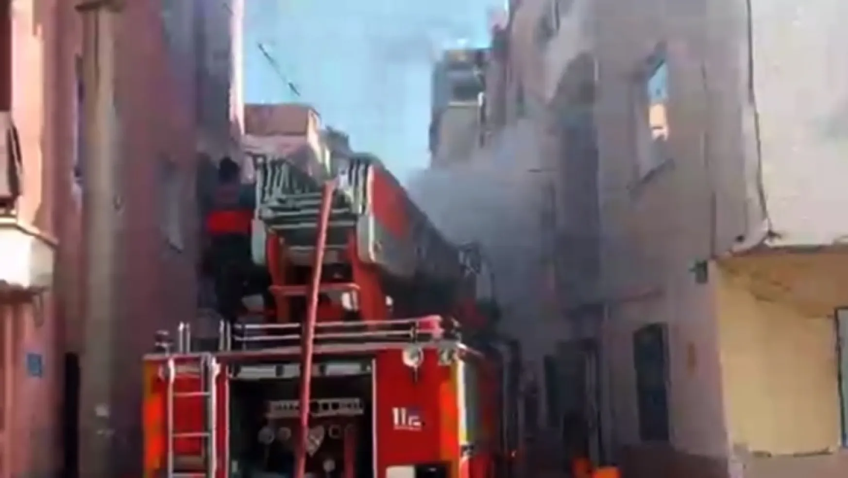 Turgutlu'da Ev Yangını: 2'si Çocuk 6 Kişi Hastaneye Kaldırıldı