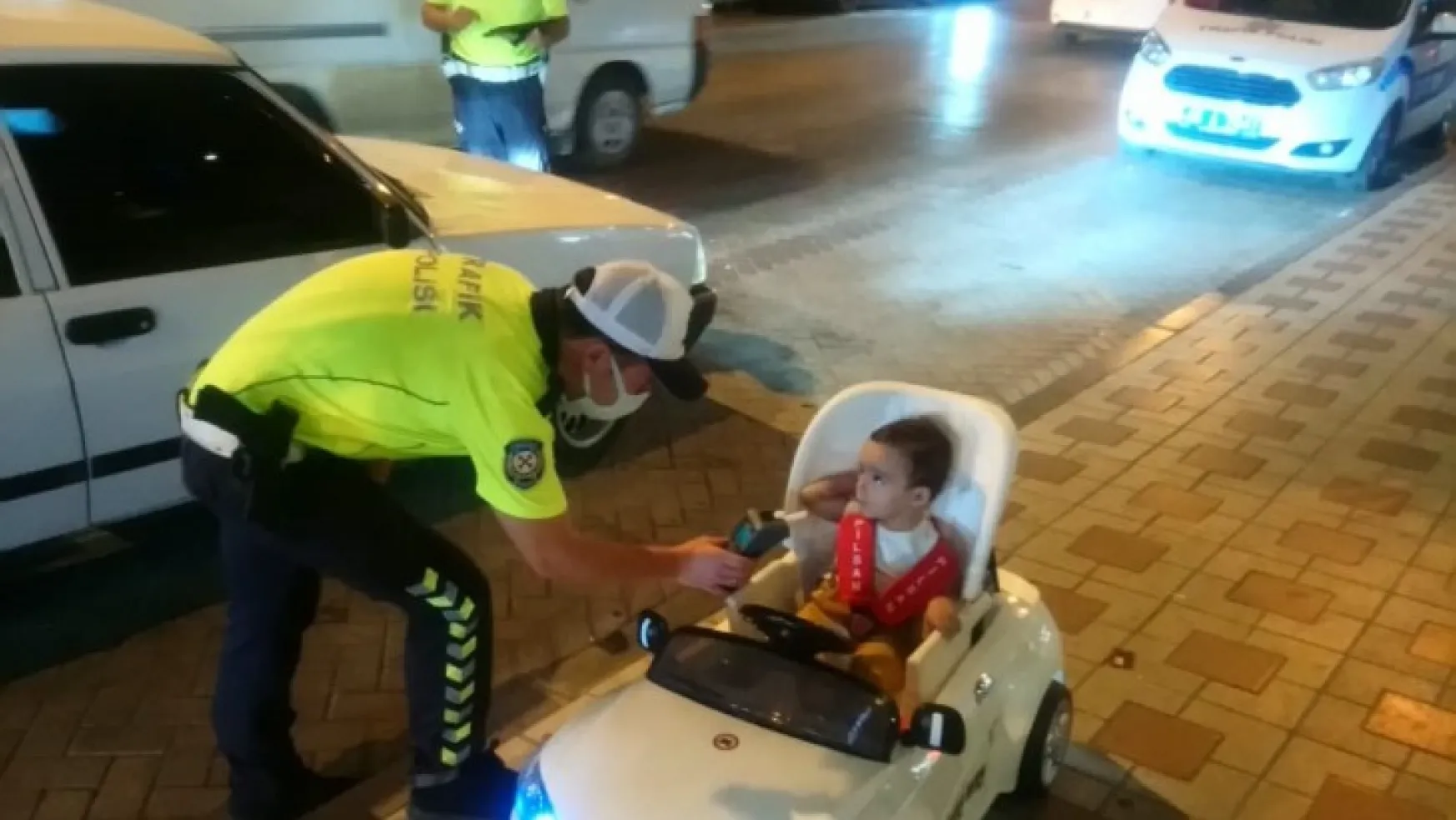 Turgutlu'da Polis ve bebeğin bakışması tebessüm ettirdi