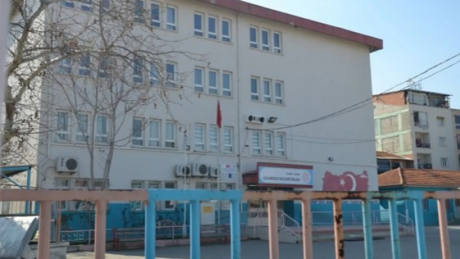 Turgutlu'da üç okulun boşaltılmasına başlandı