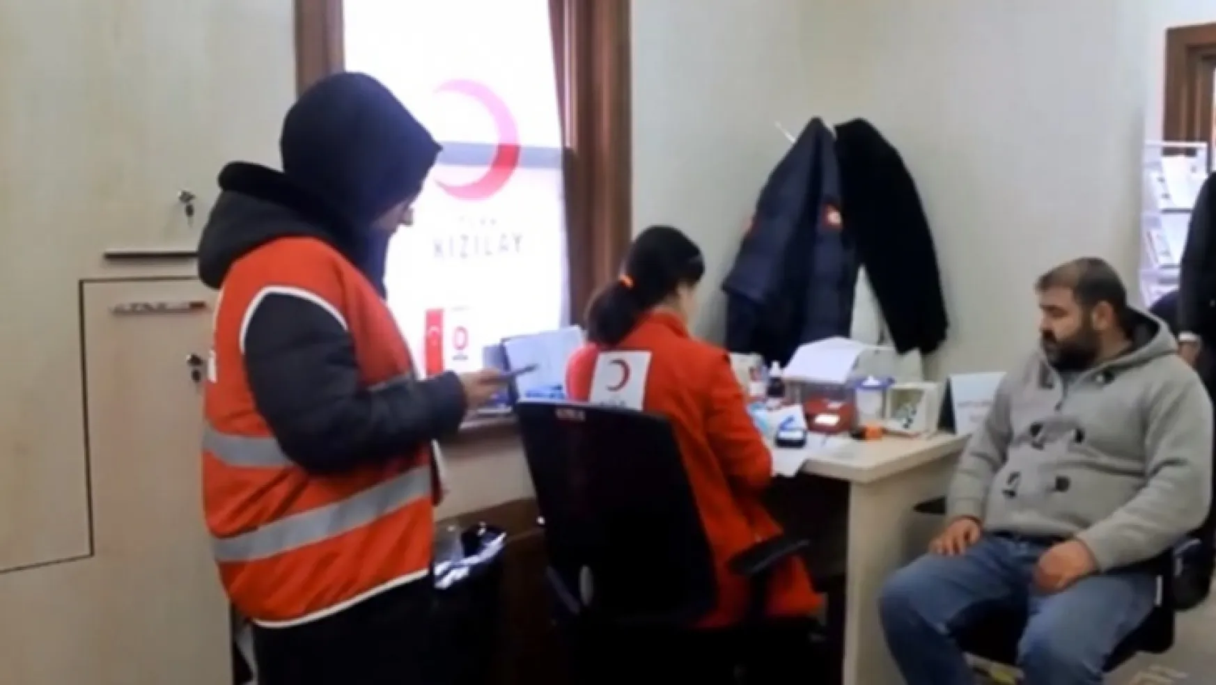Turgutlu'da vatandaşlar kan vermek için sıraya girdi