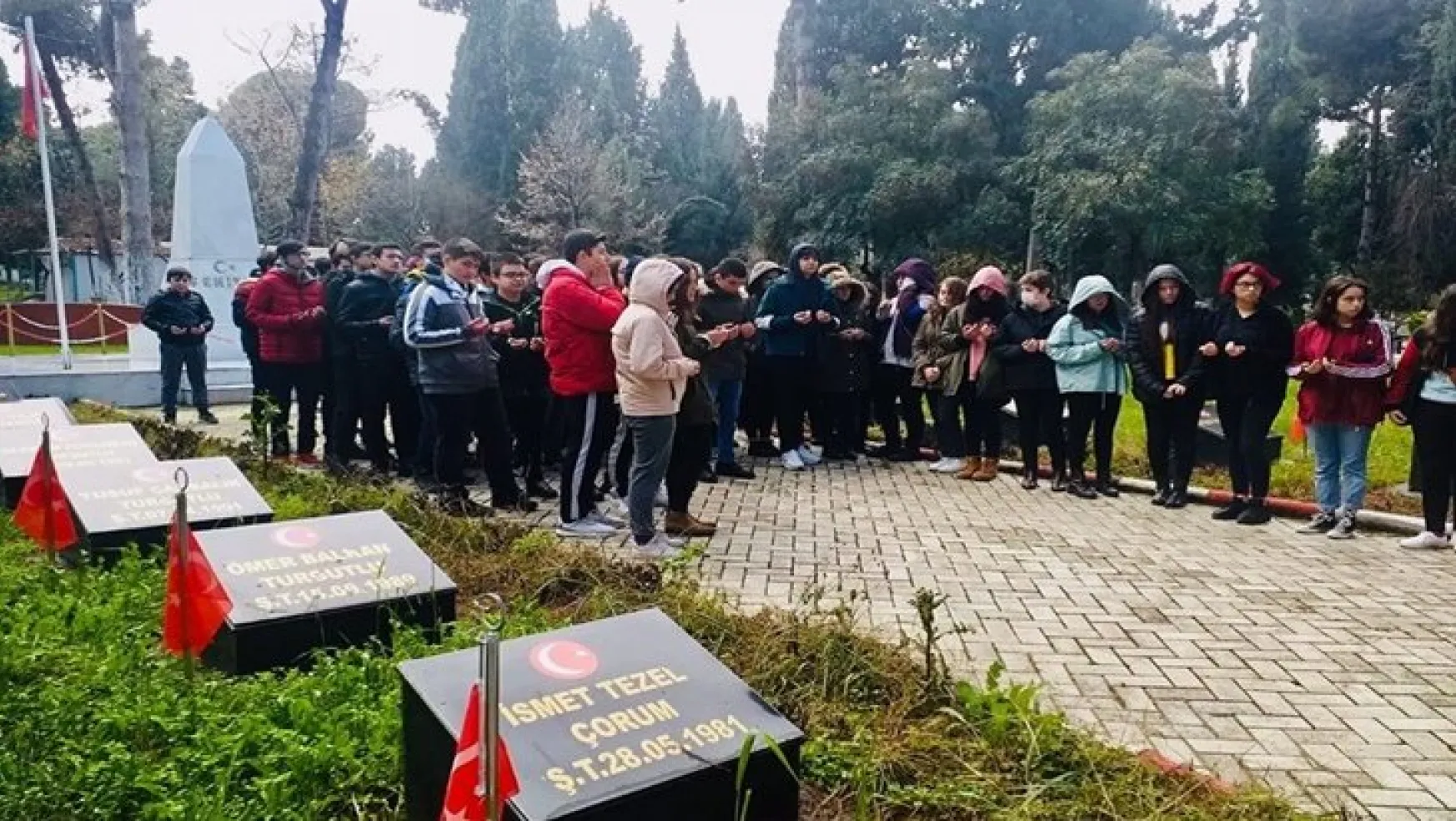 Turgutlu Kent Eğitim Koleji öğrencileri Turgutlu Şehitliğini ziyaret ettiler