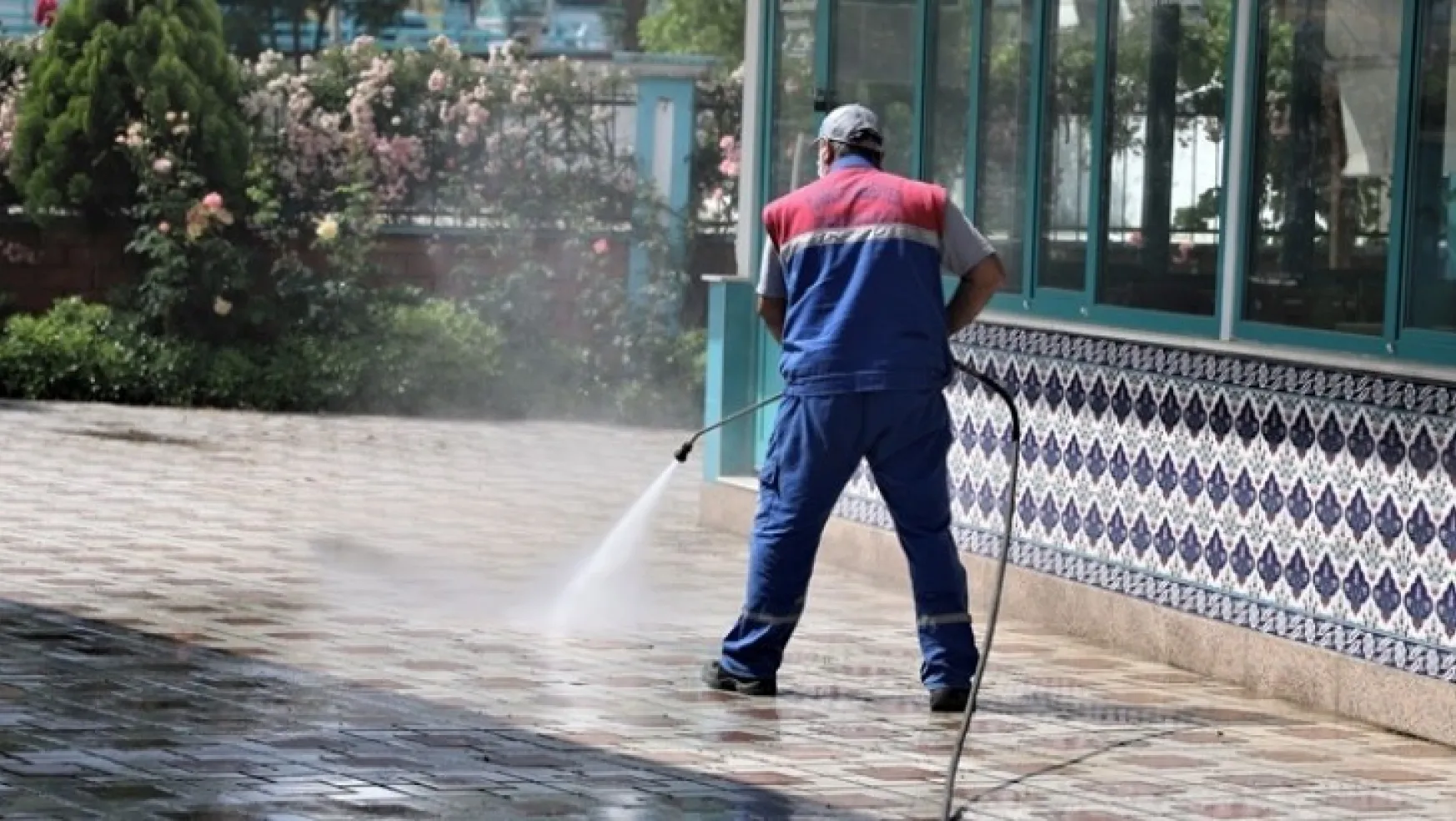 Turgutlu'da Cami ve Okul Bahçeleri Dezenfekte Ediliyor