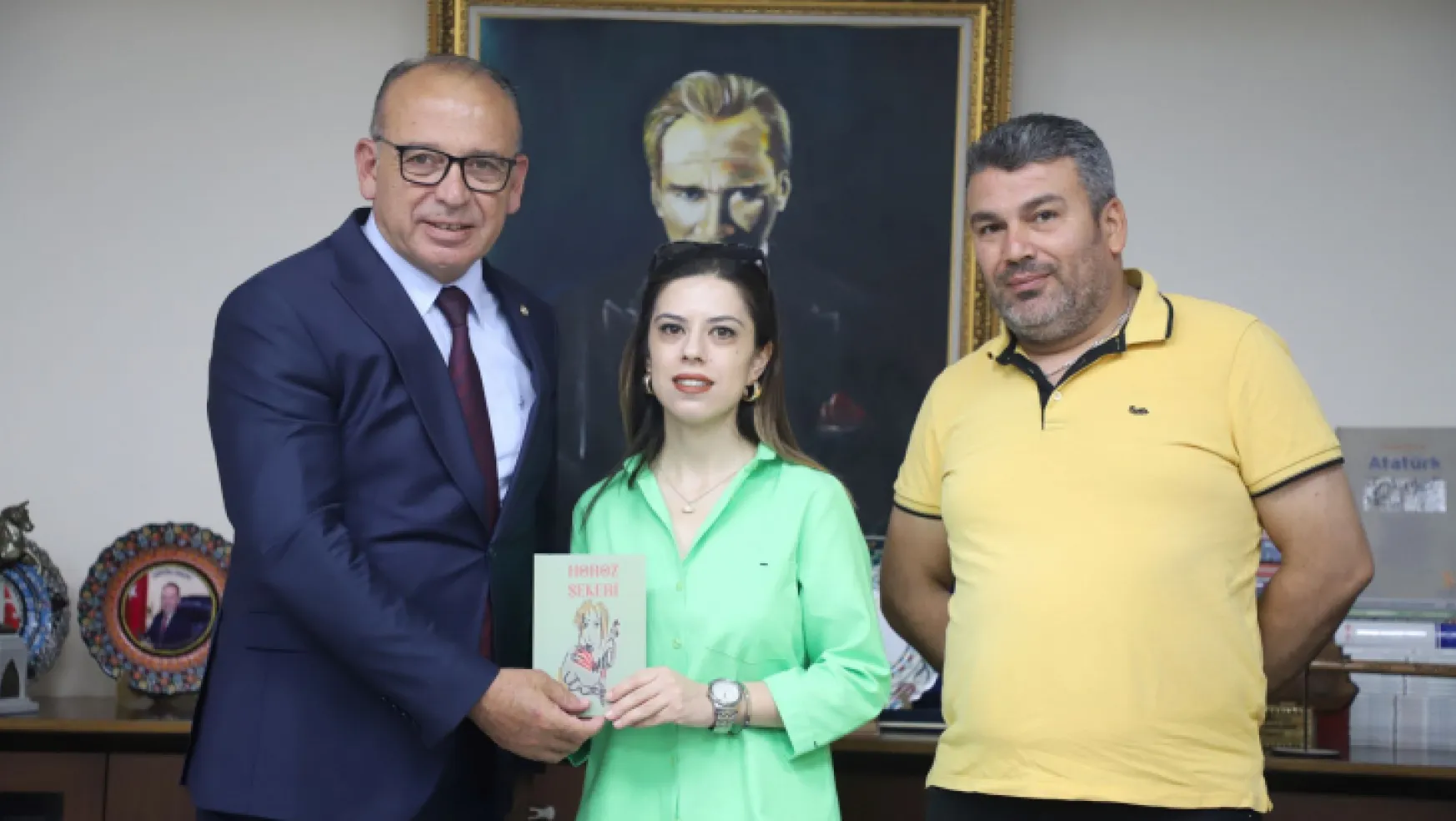 Turgutlulu Öğretmen İlk Kitabının Heyecanını Başkan Çetin Akın'la Paylaştı