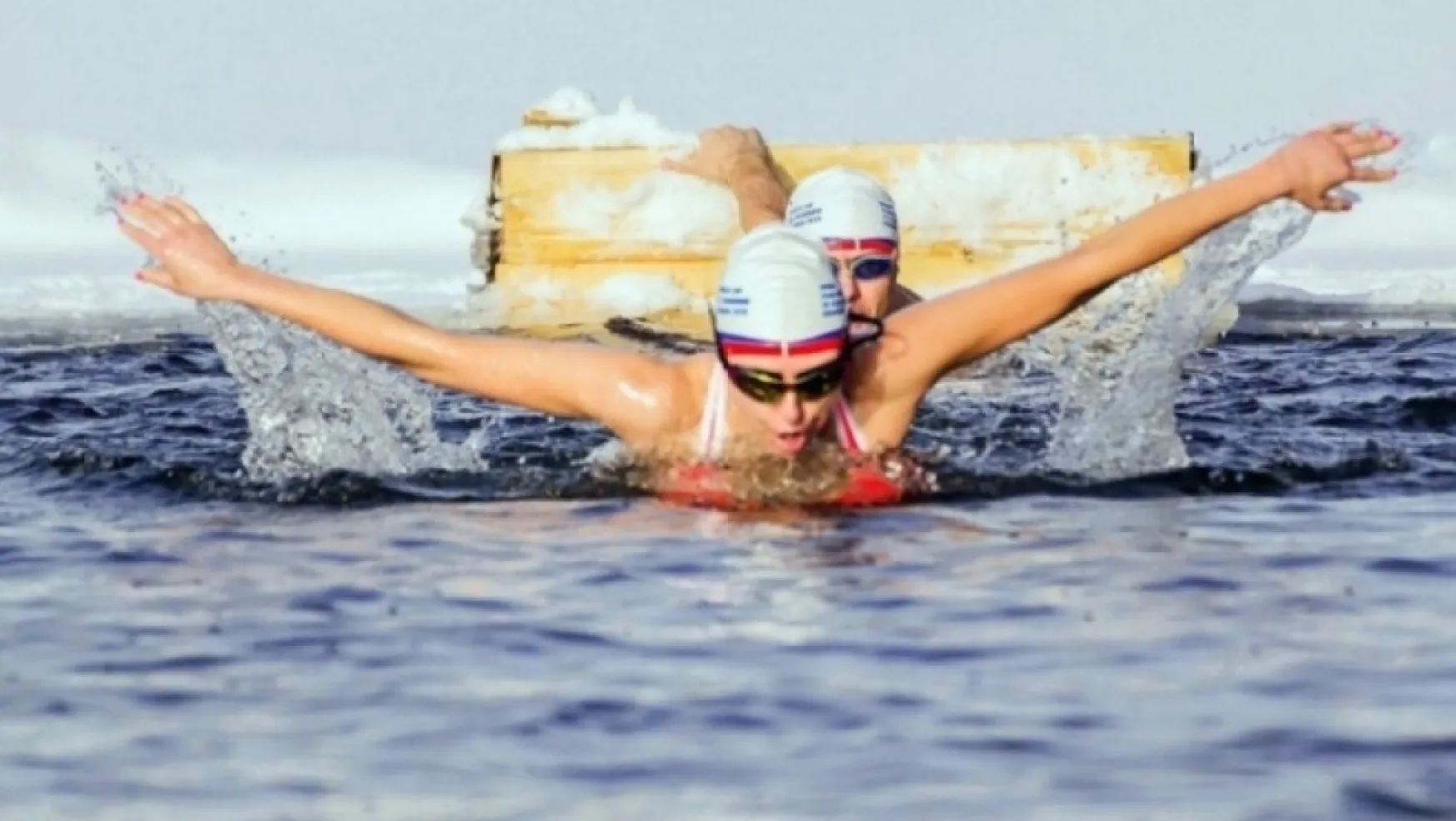 Buzlu suda Türk kızı 1 saat kalarak rekor kırdı
