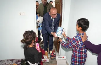 Başkan Çetin Akın Çocukları Sevindirdi