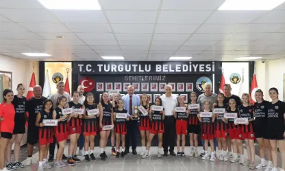 Turgutlu Belediyespor İkincilik Kupasını Başkan Akın'la Paylaştı