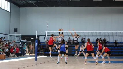 Turgutlu Belediyesi Mimar Ferdi Zeyrek Spor Kompleksi'nde İlk Maç Heyecanı Yaşandı