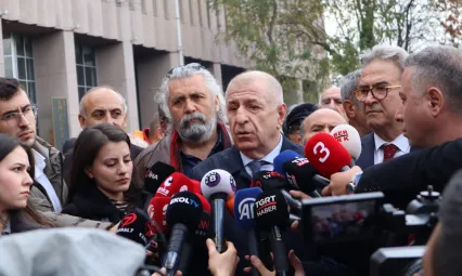 Özdağ, Kemal Kılıçdaroğlu'nun yargılandığı davaya katıldı ve Destek çıklaması yaptı (Videolu Haber)